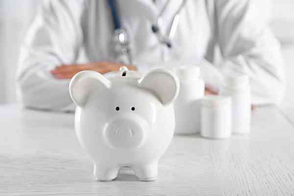 Arzt hinter Sparschwein