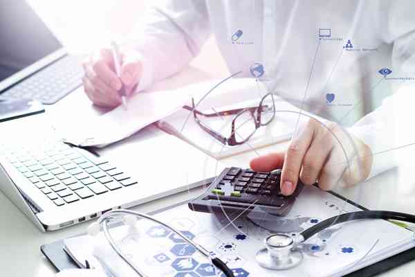 Arzt arbeitet am Laptop